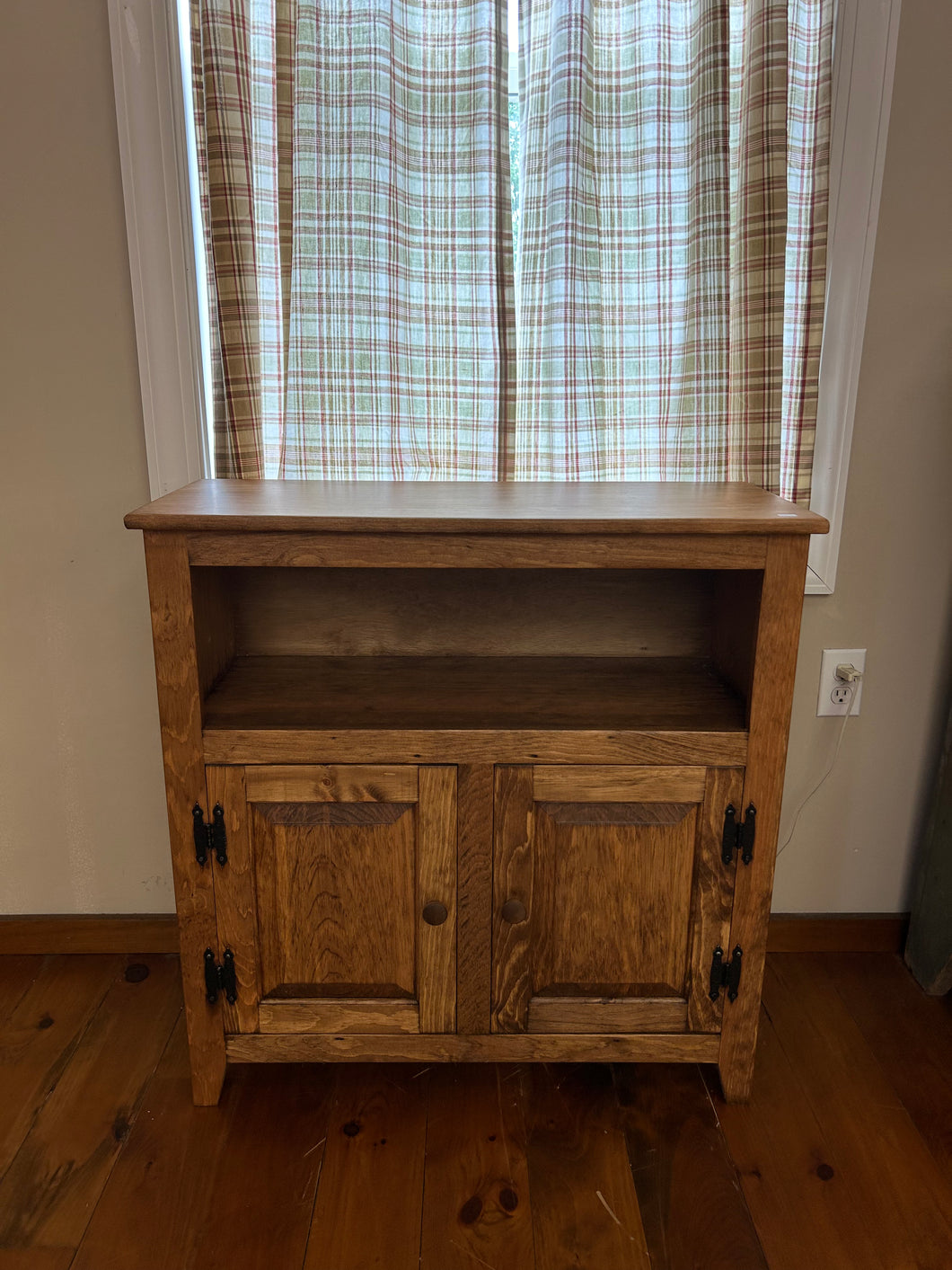 Early American 2 Door Cabinet